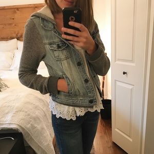 AEO sweater/jean jacket with hood
Size Medium